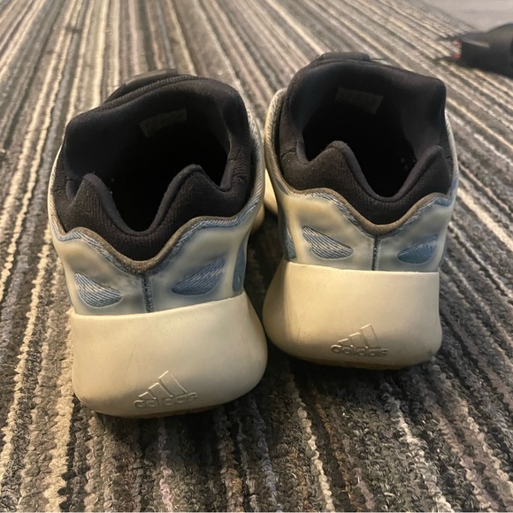 Yeezy Kyanite 700 - Picture 3 of 4